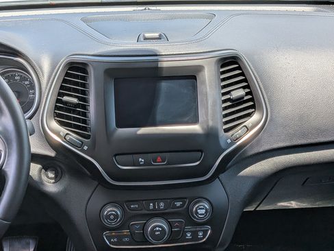 Used 2019 Jeep Cherokee Latitude Plus AWD/4WD image 21