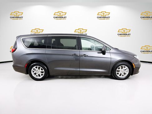 Used 2023 Chrysler Pacifica Touring-L FWD image 8