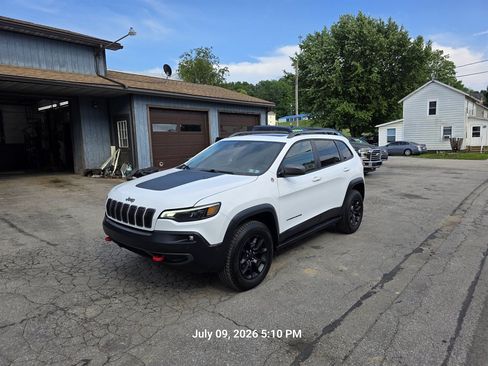 Used 2019 Jeep Cherokee Trailhawk AWD/4WD image 2