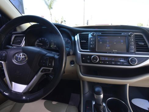 Used 2017 Toyota Highlander XLE image 8