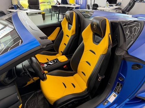 Used 2022 Lamborghini Huracan EVO RWD image 10