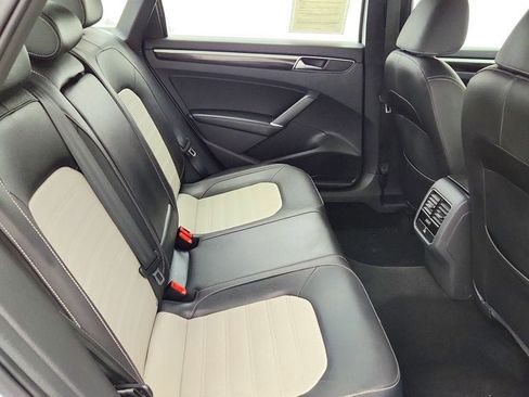 Used 2018 Volkswagen Passat 3.6 FWD image 22