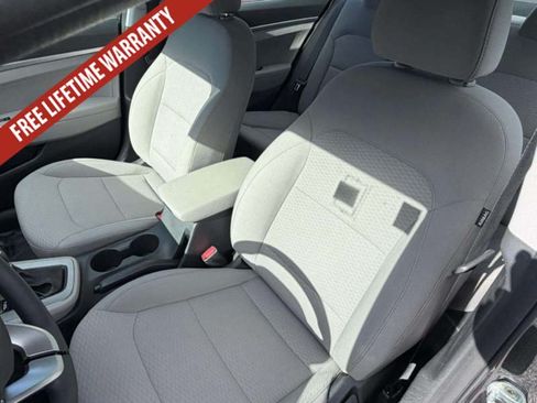 Used 2020 Hyundai Elantra SE FWD image 18