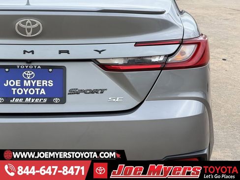 Used 2025 Toyota Camry SE image 9