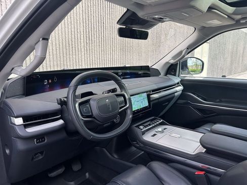 Certified 2025 Lincoln Navigator L Reserve AWD/4WD image 10