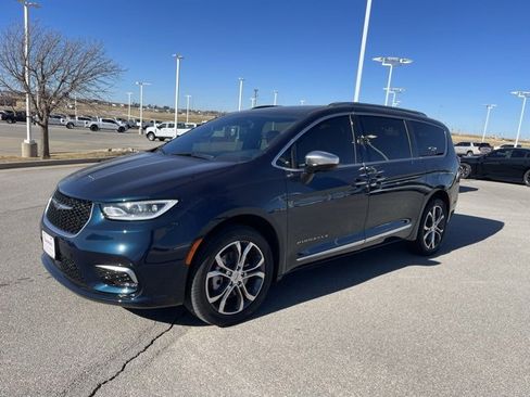 Used 2023 Chrysler Pacifica Pinnacle image 1
