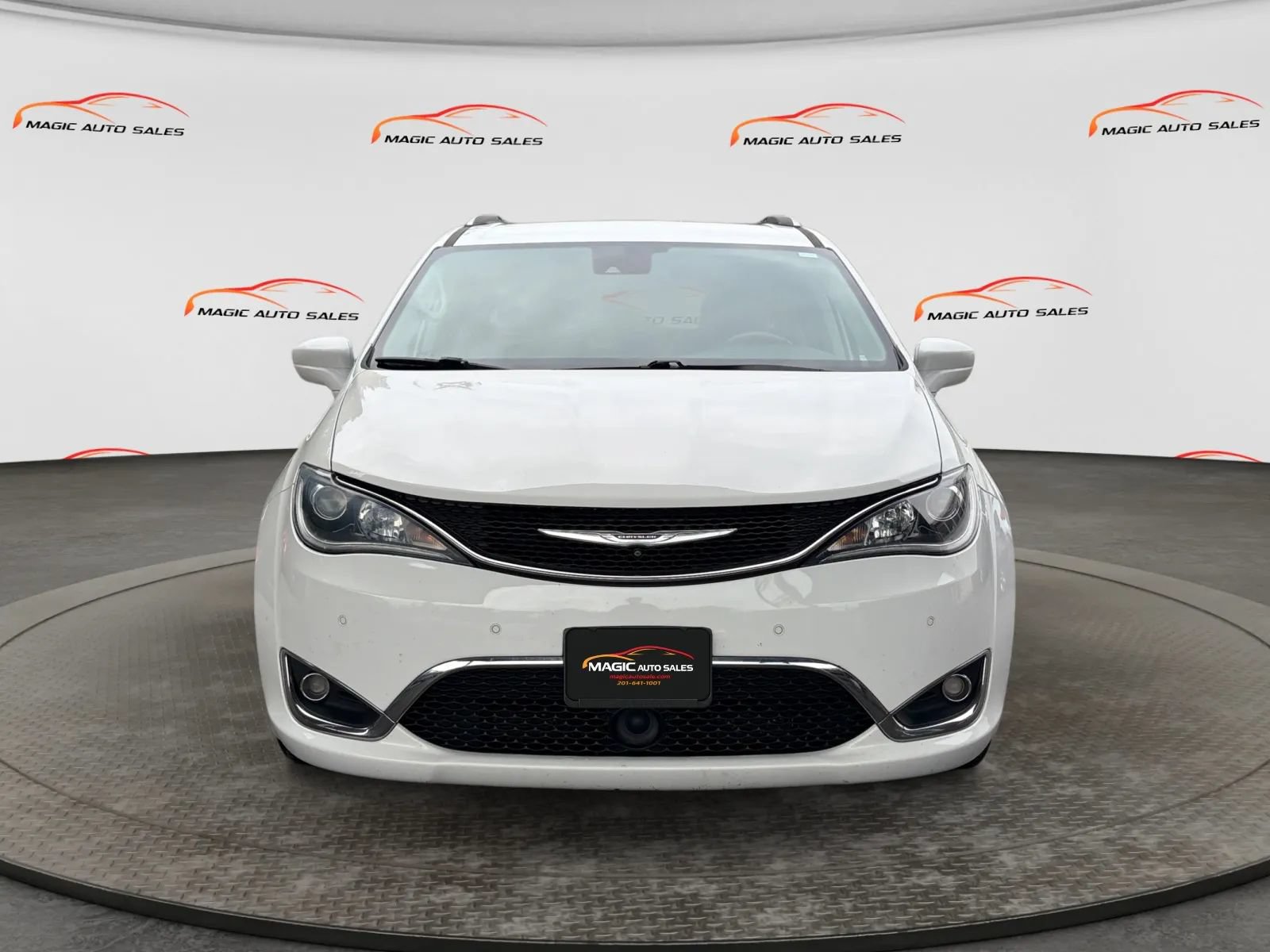 Used 2019 Chrysler Pacifica Touring-L Plus w/ Advanced Safetytec Group FWD image 3