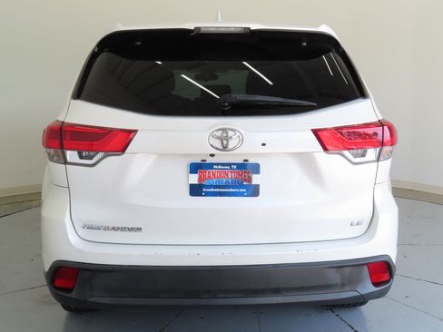 Used 2019 Toyota Highlander Plus FWD image 4
