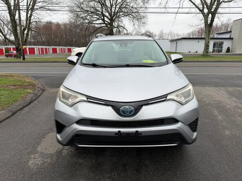 Used 2018 Toyota RAV4 LE image 2