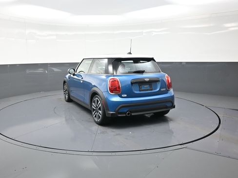 Used 2022 MINI Cooper 2-Door Hardtop image 5