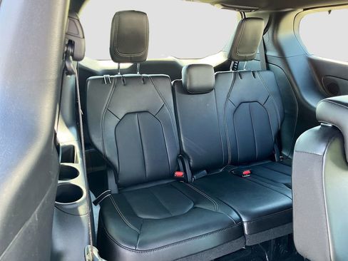 Used 2025 Chrysler Pacifica Select w/ Uconnect Theater Family Group image 27