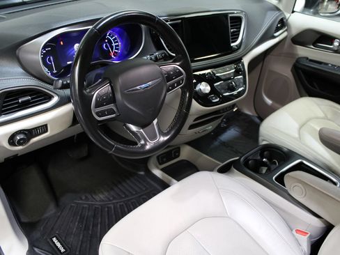 Used 2021 Chrysler Pacifica Touring-L FWD image 29