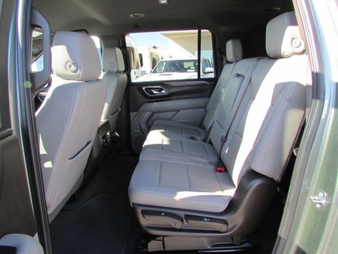 Used 2023 Chevrolet Suburban LT image 28