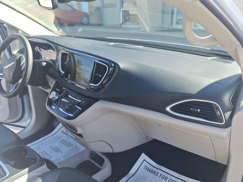 Used 2023 Chrysler Pacifica Touring-L image 19