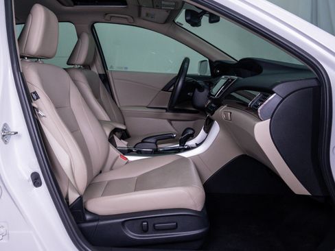Used 2017 Honda Accord Touring image 10