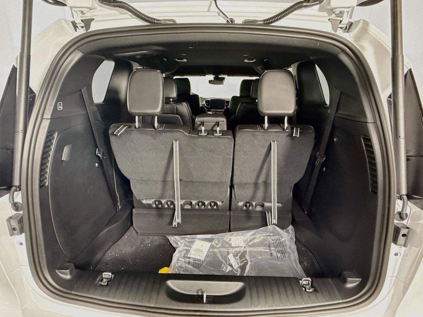 New 2027 Chrysler Pacifica Select AWD/4WD image 18