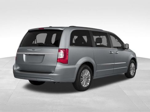 Used 2014 Chrysler Town & Country S FWD image 5