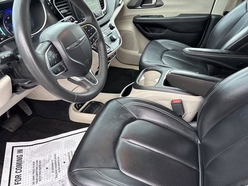 Used 2023 Chrysler Pacifica Touring-L image 11