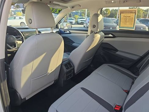 Used 2023 Volkswagen Taos SE w/ Panoramic Sunroof Package FWD image 7