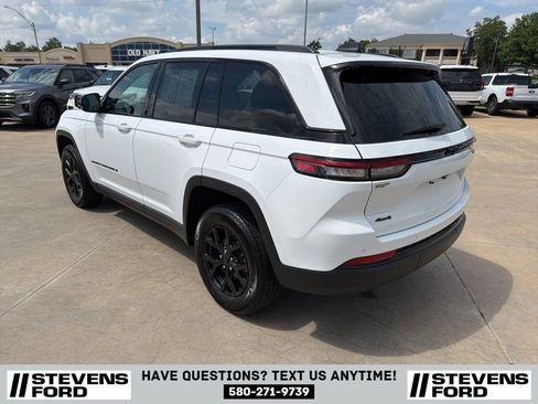 Used 2025 Jeep Grand Cherokee Altitude AWD/4WD image 7
