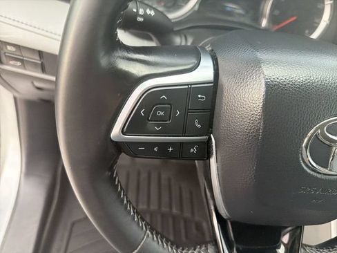Used 2021 Toyota Highlander LE FWD image 17