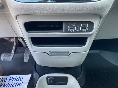 Used 2024 Chrysler Pacifica Touring-L image 15