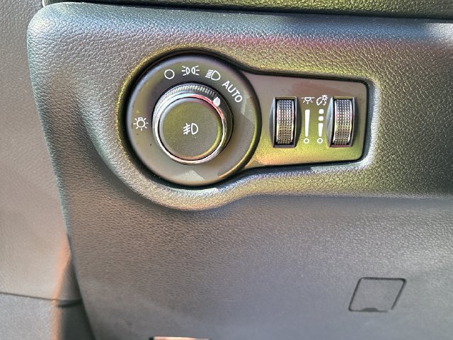 Used 2026 Chrysler Pacifica Limited FWD image 42