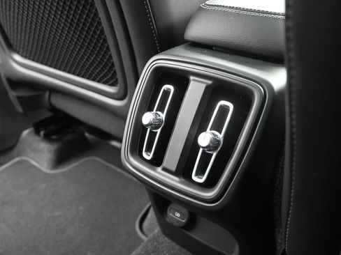 Used 2023 Volvo XC40 B4 Plus image 14