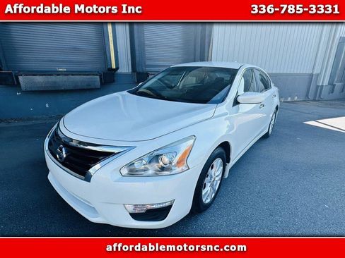 Used 2014 Nissan Altima 2.5 S w/ Sport Value Package FWD image 1