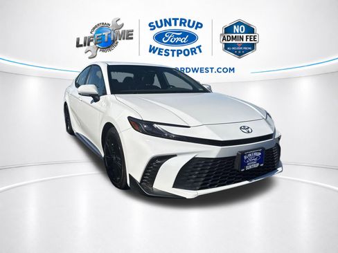 Used 2025 Toyota Camry SE FWD image 3