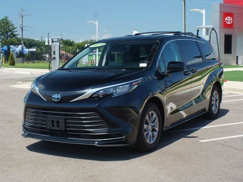 Used 2024 Toyota Sienna LE FWD image 23