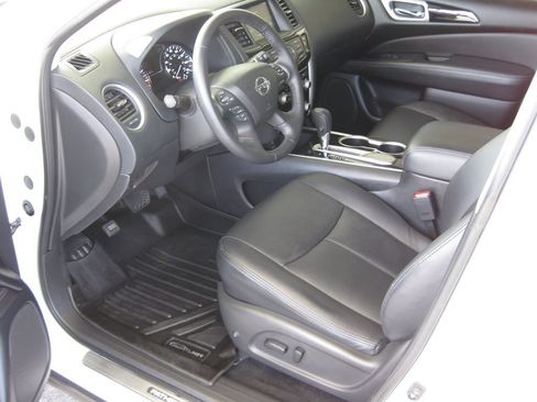 Used 2020 Nissan Pathfinder SV w/ Cargo Package FWD image 11