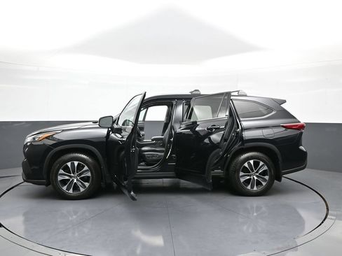 Certified 2020 Toyota Highlander XLE AWD/4WD image 45