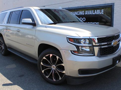Used 2017 Chevrolet Suburban LT image 10