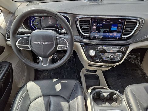 Used 2024 Chrysler Pacifica Limited FWD image 19