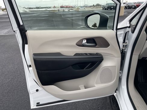 Used 2024 Chrysler Voyager LX image 19