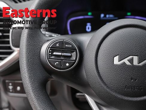 Used 2025 Kia Soul LX w/ LX Technology Package FWD image 15