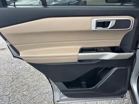 Used 2022 Ford Explorer XLT AWD/4WD image 17
