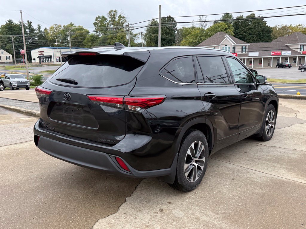 Used 2021 Toyota Highlander XLE AWD/4WD image 6