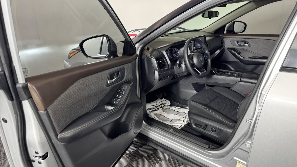Used 2021 Nissan Rogue SV AWD/4WD image 12