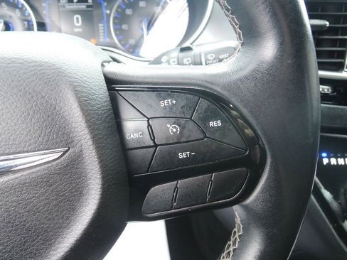 Used 2018 Chrysler Pacifica Touring-L w/ S Appearance Package FWD image 15