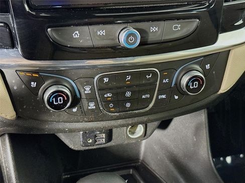 Used 2023 Chevrolet Traverse Premier FWD image 19