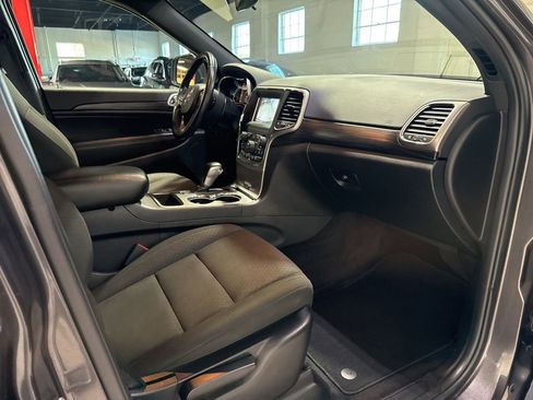 Used 2019 Jeep Grand Cherokee Laredo AWD/4WD image 31