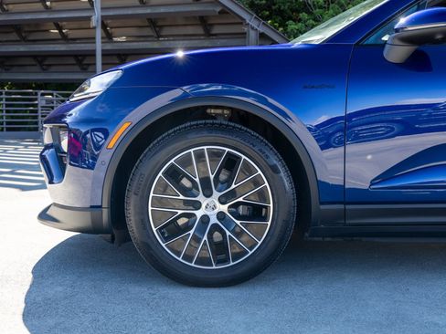 Certified 2025 Porsche Macan 4 Electric image 13