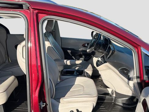 Used 2020 Chrysler Pacifica Limited FWD image 33