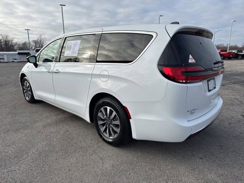 Used 2024 Chrysler Pacifica Select image 4