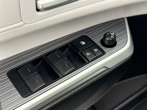 Certified 2025 Toyota Sienna XLE FWD image 28