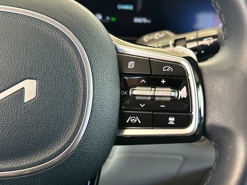 Certified 2025 Kia Carnival SX FWD image 28