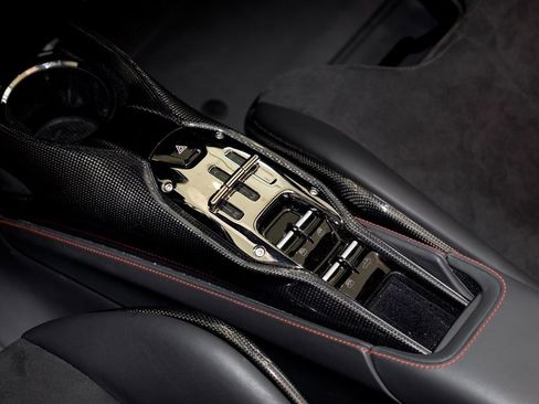 Used 2022 Ferrari SF90 Spider image 11