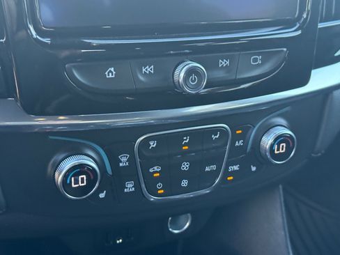 Used 2023 Chevrolet Traverse LT image 19